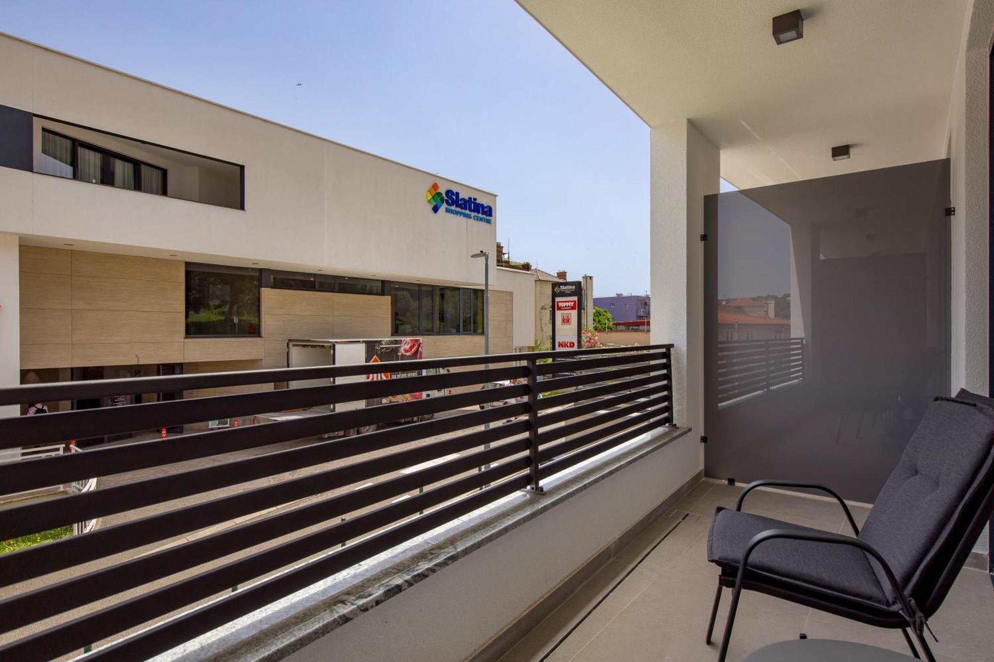 Belinda With Balcony Apartment *