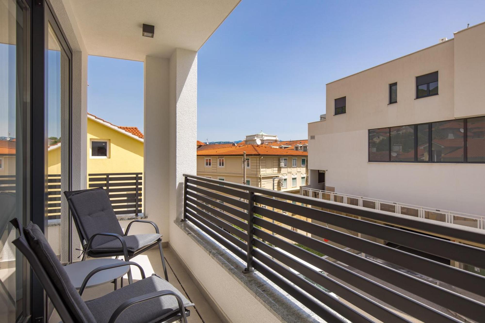 Belinda With Balcony Apartment *