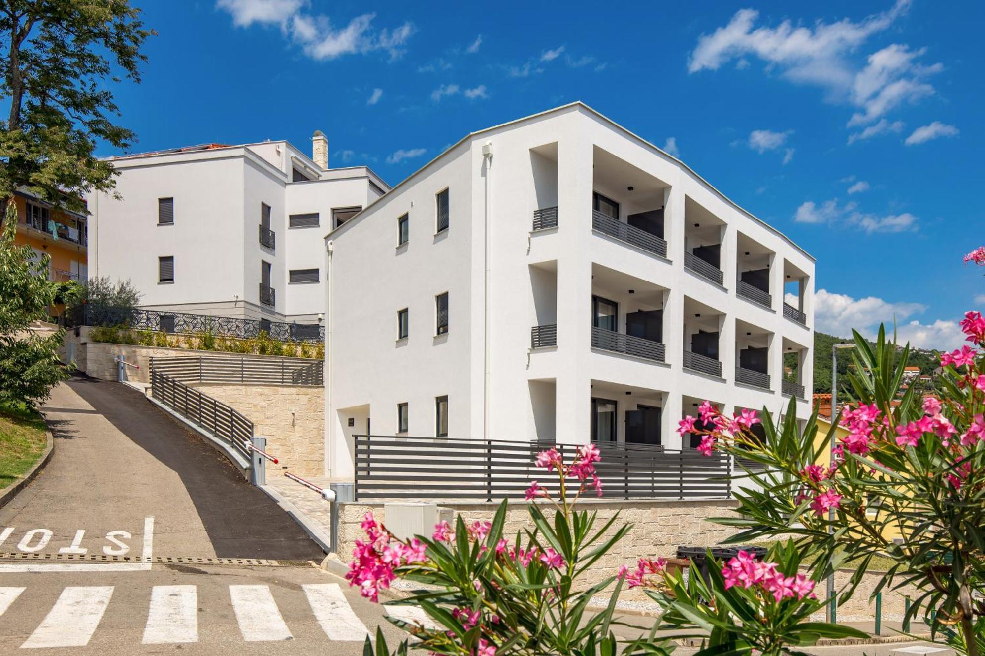 Belinda With Balcony Apartment
